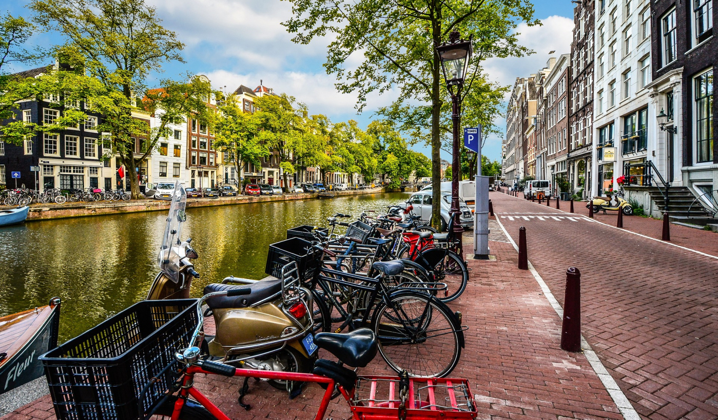 Unterwasserparkhaus für Fahrräder in Amsterdam